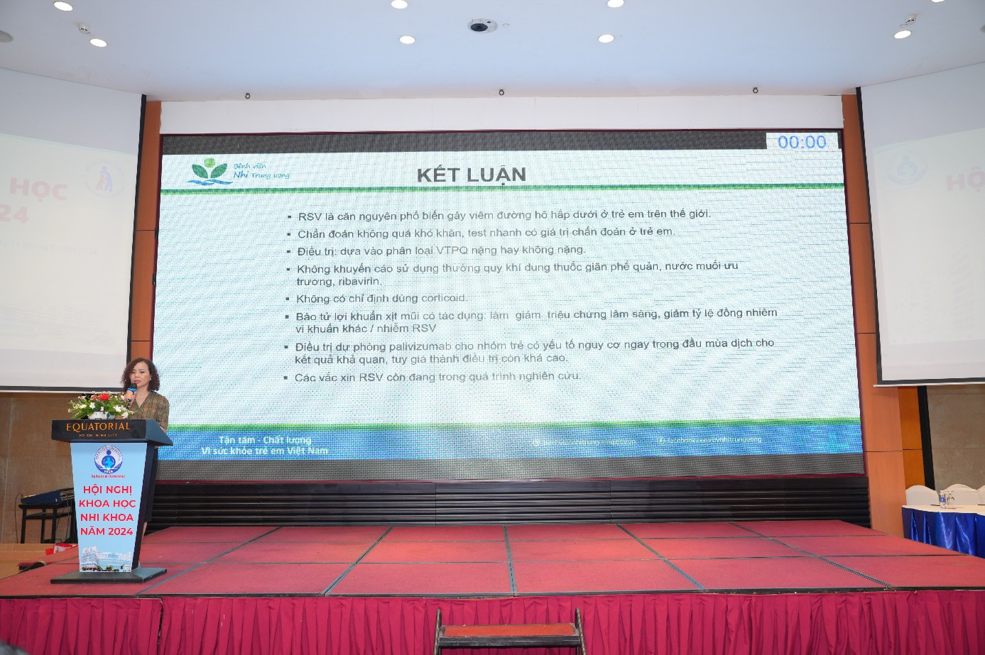 PGS.TS Trần Thanh Tú trình bày báo cáo về sản phẩm LiveSpo NAVAX tại hội nghị