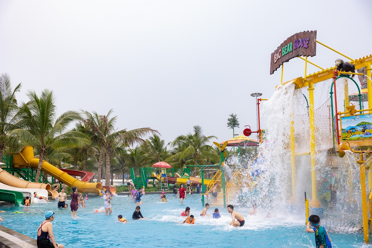 Kết hợp với lễ hội chào hè, một tổ hợp du lịch, nghỉ dưỡng với những hoạt động đặc sắc đã hấp dẫn hàng chục vạn du khách về với khu vực phía Đông Hà Nội Kết hợp với lễ hội chào hè, một tổ hợp du lịch, nghỉ dưỡng với những hoạt động đặc sắc đã hấp dẫn hàng chục vạn du khách về với khu vực phía Đông Hà Nội