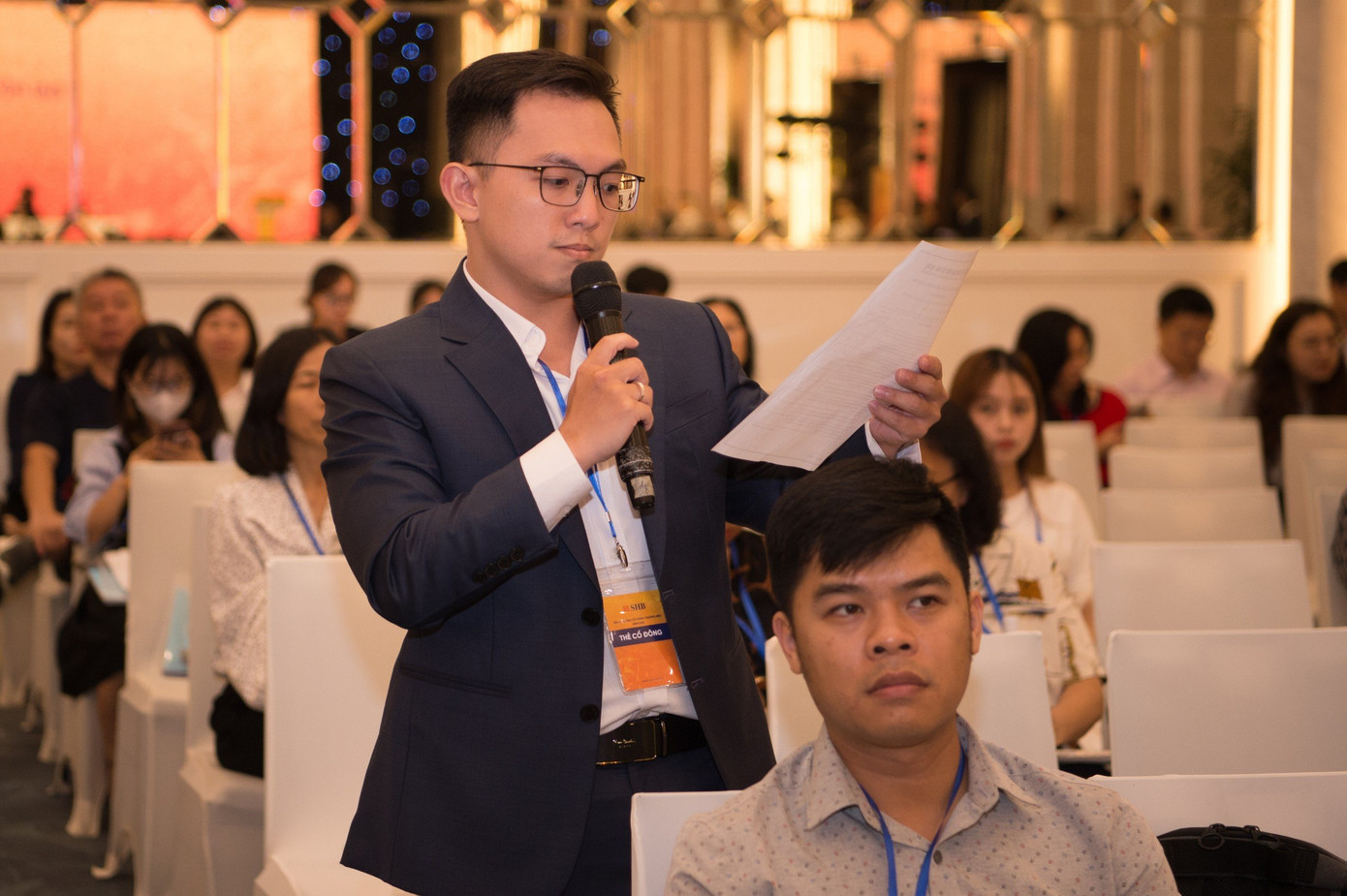 Các cổ đông trình bày ý kiến đóng góp cho Ngân hàng