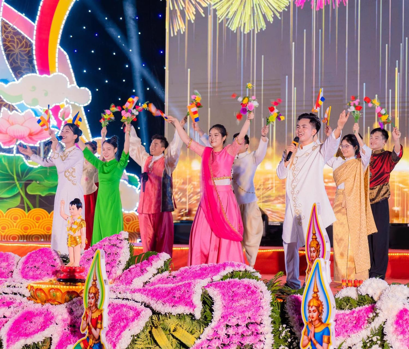 Tiết mục văn nghệ của các phật tử trẻ nhận được sự cổ vũ nồng nhiệt của các vị đại biểu, khách quý và bà con nhân dân.