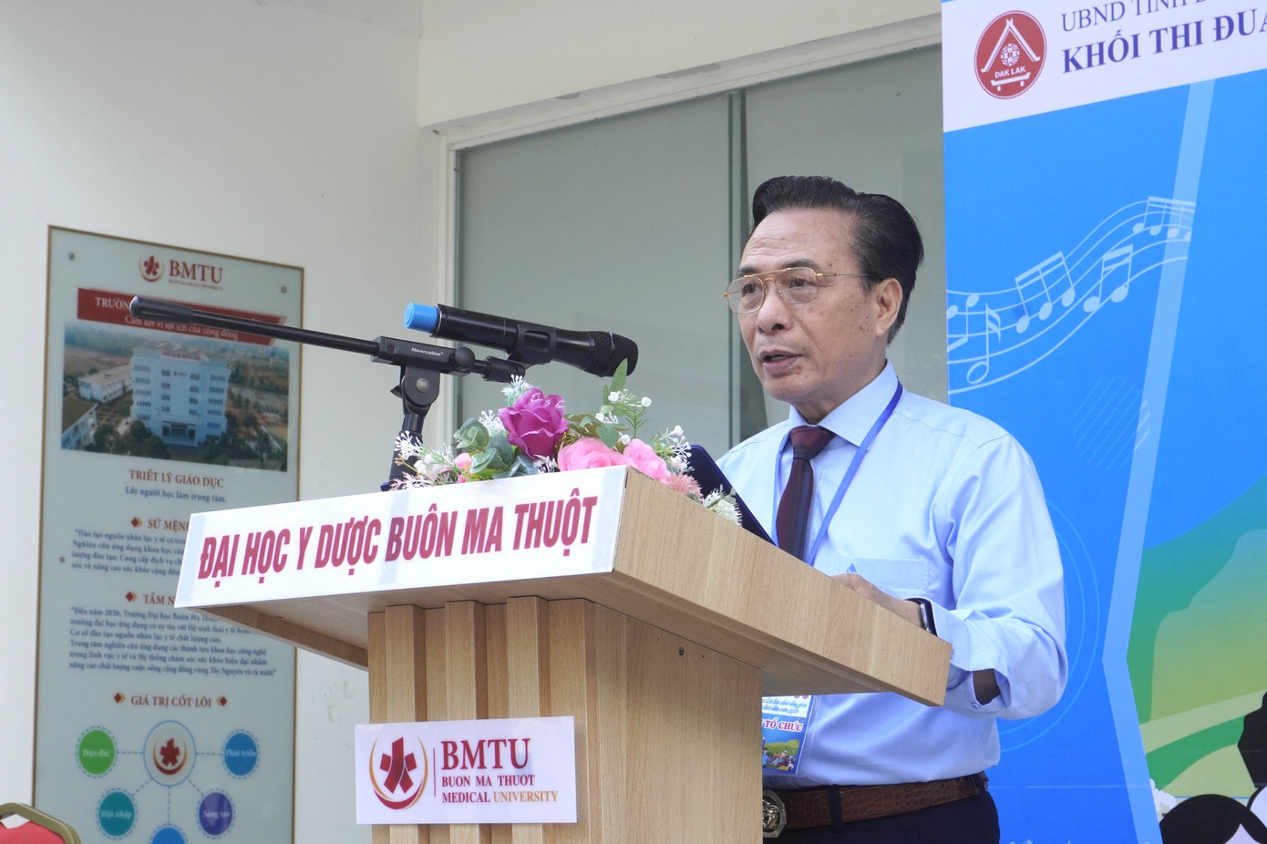 TS. BS.Lưu Viết Tĩnh, Phó Hiệu trưởng Trường Đh Y Dược Buôn Ma Thuột phát biểu tại ngày hội
