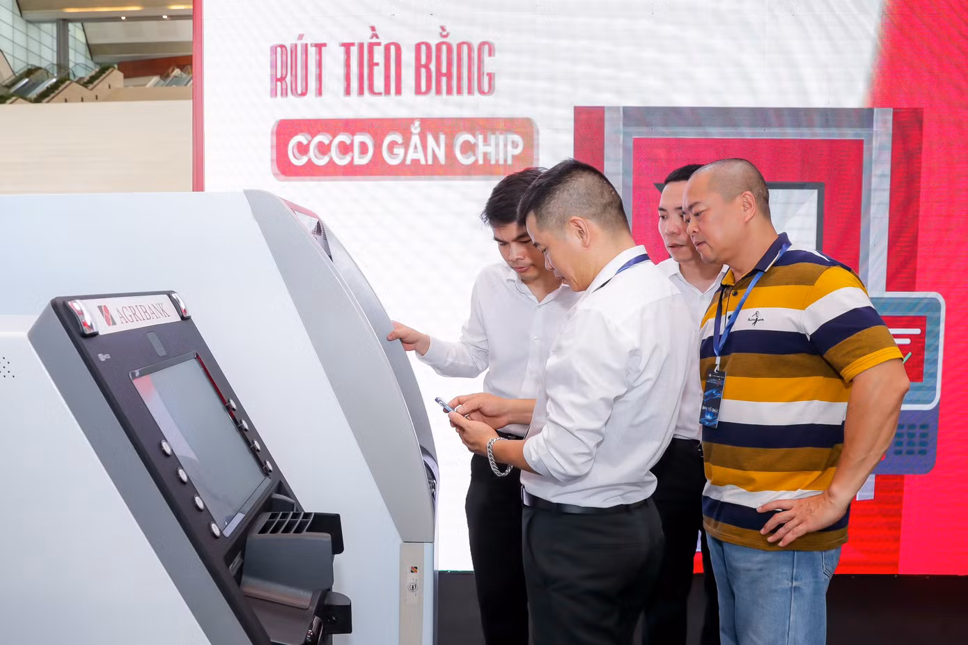 Agribank giới thiệu máy ATM công nghệ mới cho phép giao dịch rút tiền bằng CCCD gắn chip Agribank giới thiệu máy ATM công nghệ mới cho phép giao dịch rút tiền bằng CCCD gắn chip