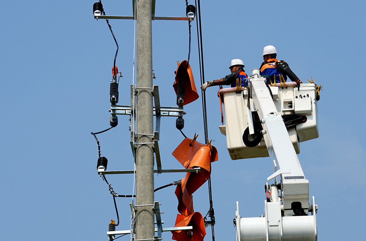 Kiểm tra các tuyến đường dây cấp điện cho các sự kiện dịp kỷ niệm Kiểm tra các tuyến đường dây cấp điện cho các sự kiện dịp kỷ niệm