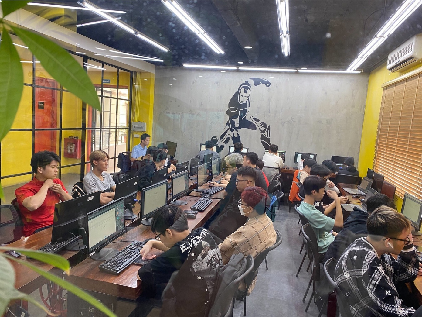 Để chuyển hoá kiến thức Lập trình thành kỹ năng, cần đầu tư 2 tiếng thực hành cho 1 tiếng học trên lớp. (Ảnh chụp giờ thực hành của sinh viên tại Aptech cơ sở 285 Đội Cấn). Để chuyển hoá kiến thức Lập trình thành kỹ năng, cần đầu tư 2 tiếng thực hành cho 1 tiếng học trên lớp. (Ảnh chụp giờ thực hành của sinh viên tại Aptech cơ sở 285 Đội Cấn).