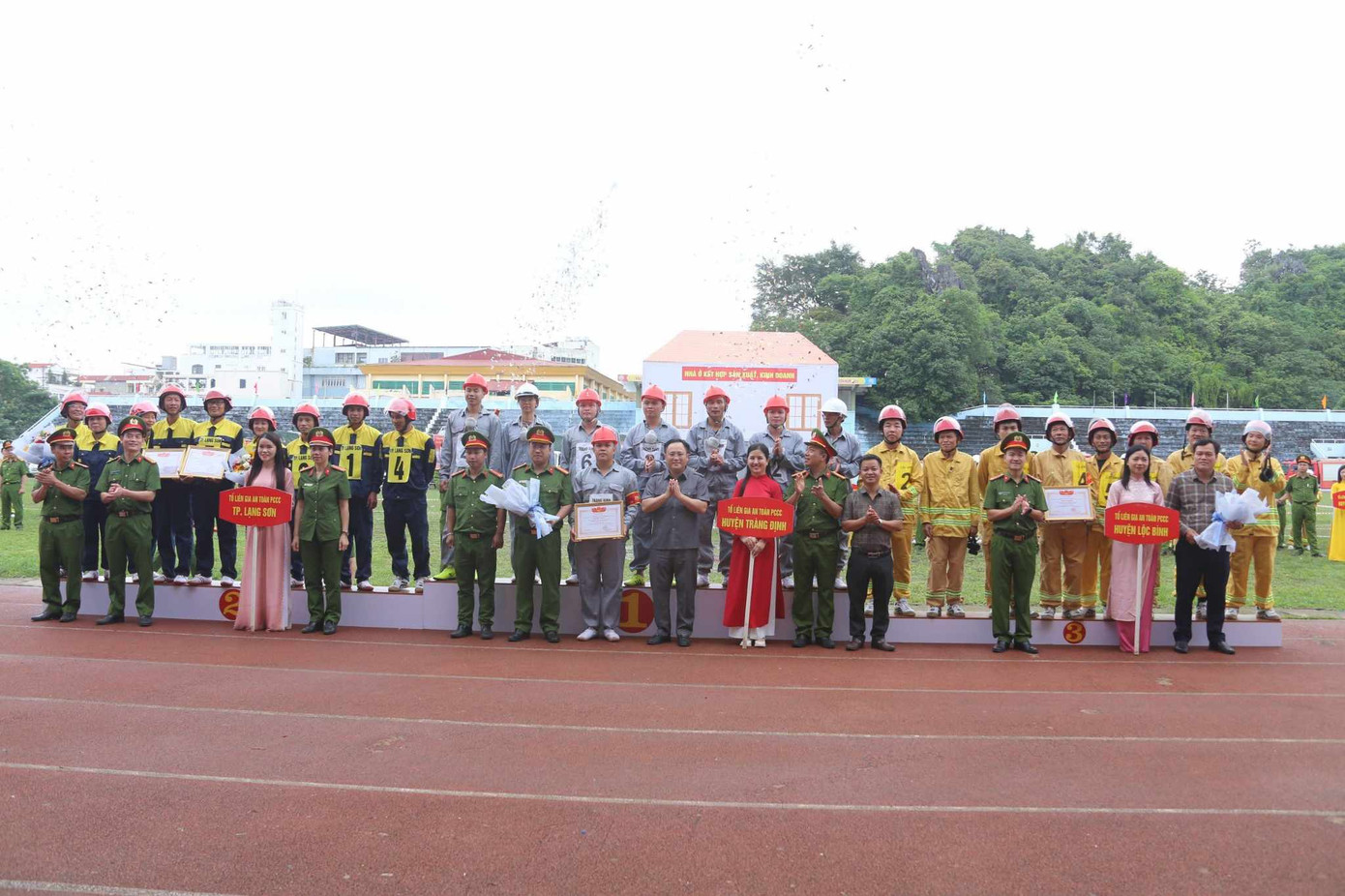 Trao giải cho các đội đoạt thành tích cao trong Hội thi. Ảnh: Duy Chiến Trao giải cho các đội đoạt thành tích cao trong Hội thi. Ảnh: Duy Chiến