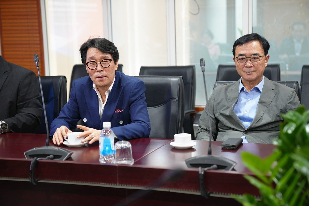 Ông Jeong Min Woo - Chủ tịch kiêm Tổng Đạo diễn VKBFA 2024 (bên trái) Ông Jeong Min Woo - Chủ tịch kiêm Tổng Đạo diễn VKBFA 2024 (bên trái)