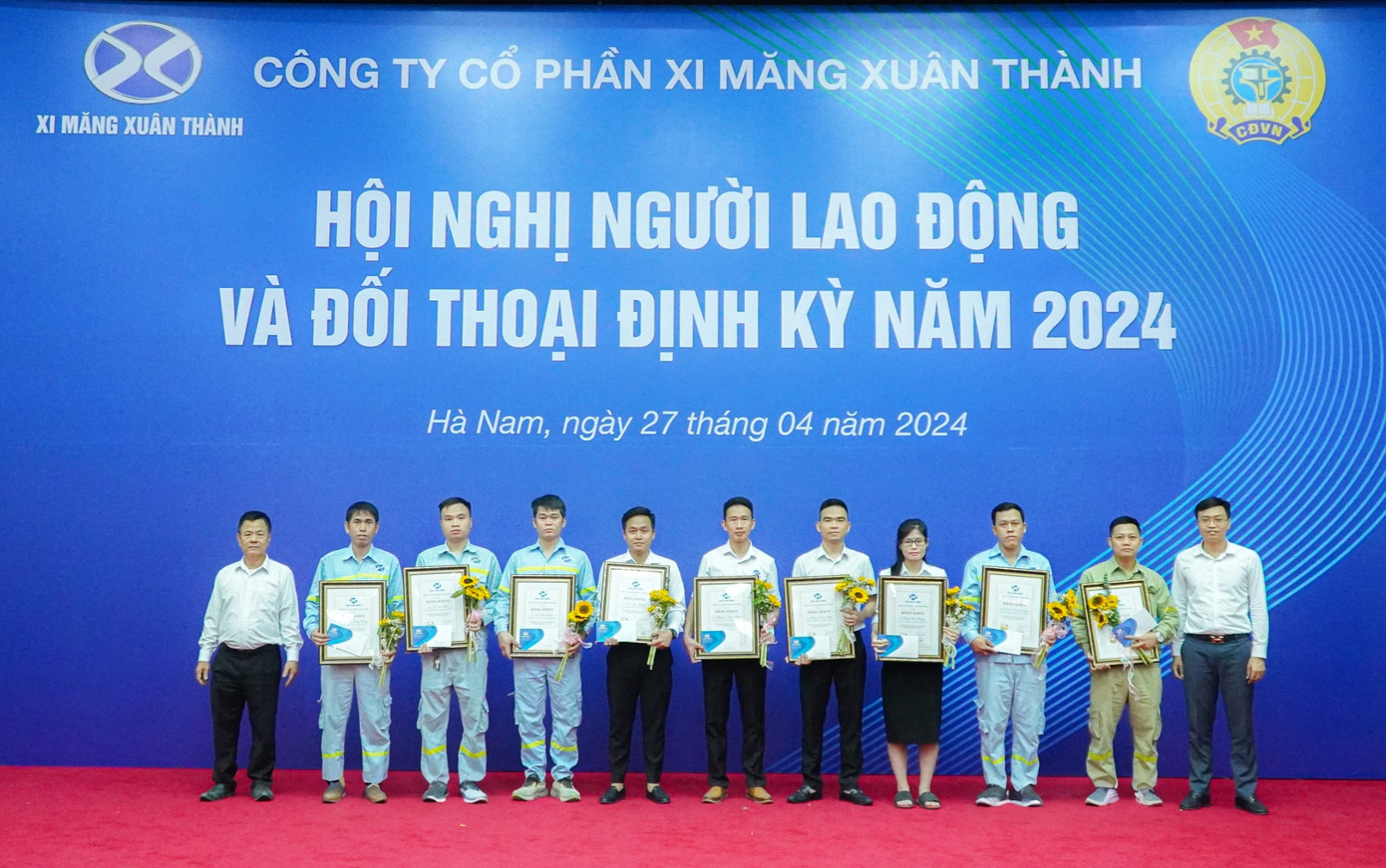 Đại diện Ban lãnh đạo Xi Măng Xuân Thành trao khen CBCNV đạt thành tích xuất sắc trong hoạt động sản xuất kinh doanh năm 2023
