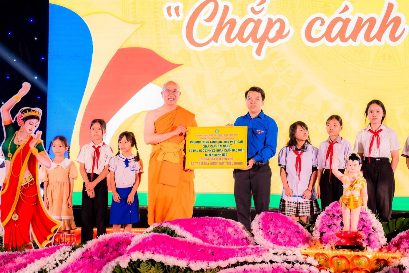 Thầy Thích Trúc Thái Minh đại diện Ban trị sự GHPGVN huyện Minh Hoá thông qua Đoàn thanh niên huyện Minh Hoá nhận đỡ đầu 63 em học sinh có hoàn cảnh đặc biệt khó khăn.