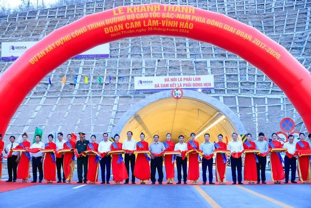 Thủ tướng Phạm Minh Chính cắt băng khánh thành dự án đường cao tốc Cam Lâm - Vĩnh Hảo Thủ tướng Phạm Minh Chính cắt băng khánh thành dự án đường cao tốc Cam Lâm - Vĩnh Hảo