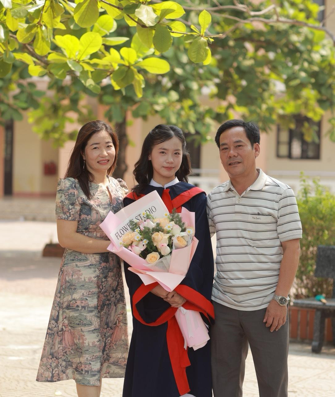 Bạn Trần Khánh Dung chia sẻ bố mẹ là người đã đồng hành và hỗ trợ Dung trong quá trình tham gia chinh phục học bổng Bạn Trần Khánh Dung chia sẻ bố mẹ là người đã đồng hành và hỗ trợ Dung trong quá trình tham gia chinh phục học bổng