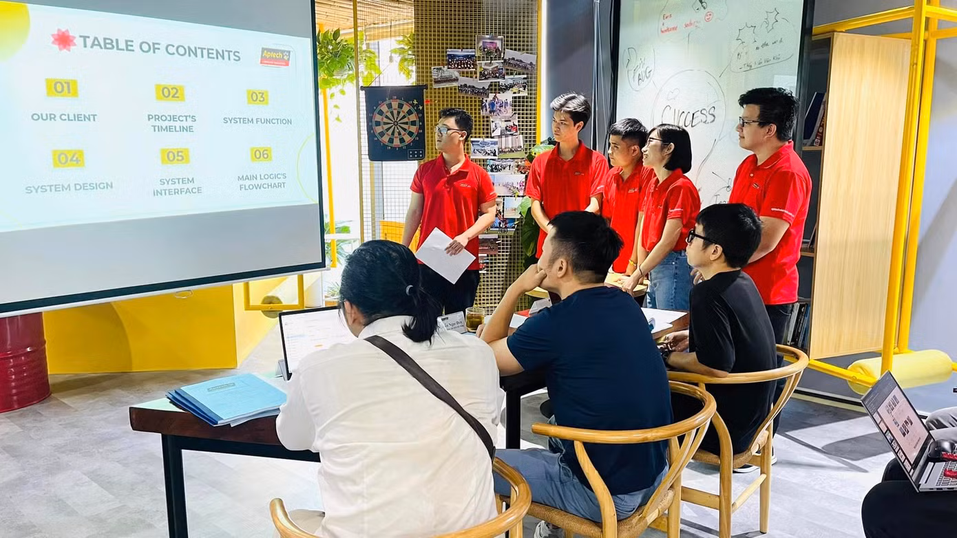 Sinh viên cần làm tối thiểu 2 dự án trong quá trình học (Ảnh chụp buổi bảo vệ Dự án tại Aptech cơ sở 19 Lê Thanh Nghị).