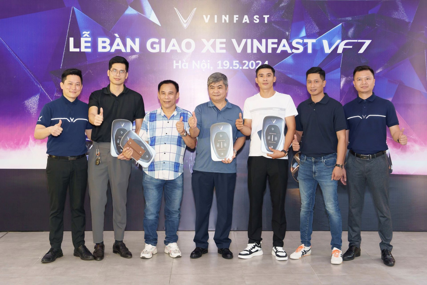 Có chủ nhân đã vượt quãng đường hàng nghìn km để đến Hà Nội nhận chiếc VF 7 Hỏa Long Độc Bản.