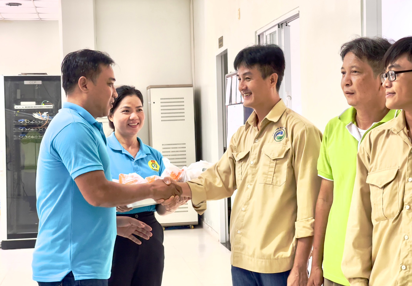 Đại diện công đoàn công ty VWS tặng phần quà tận tay người lao động