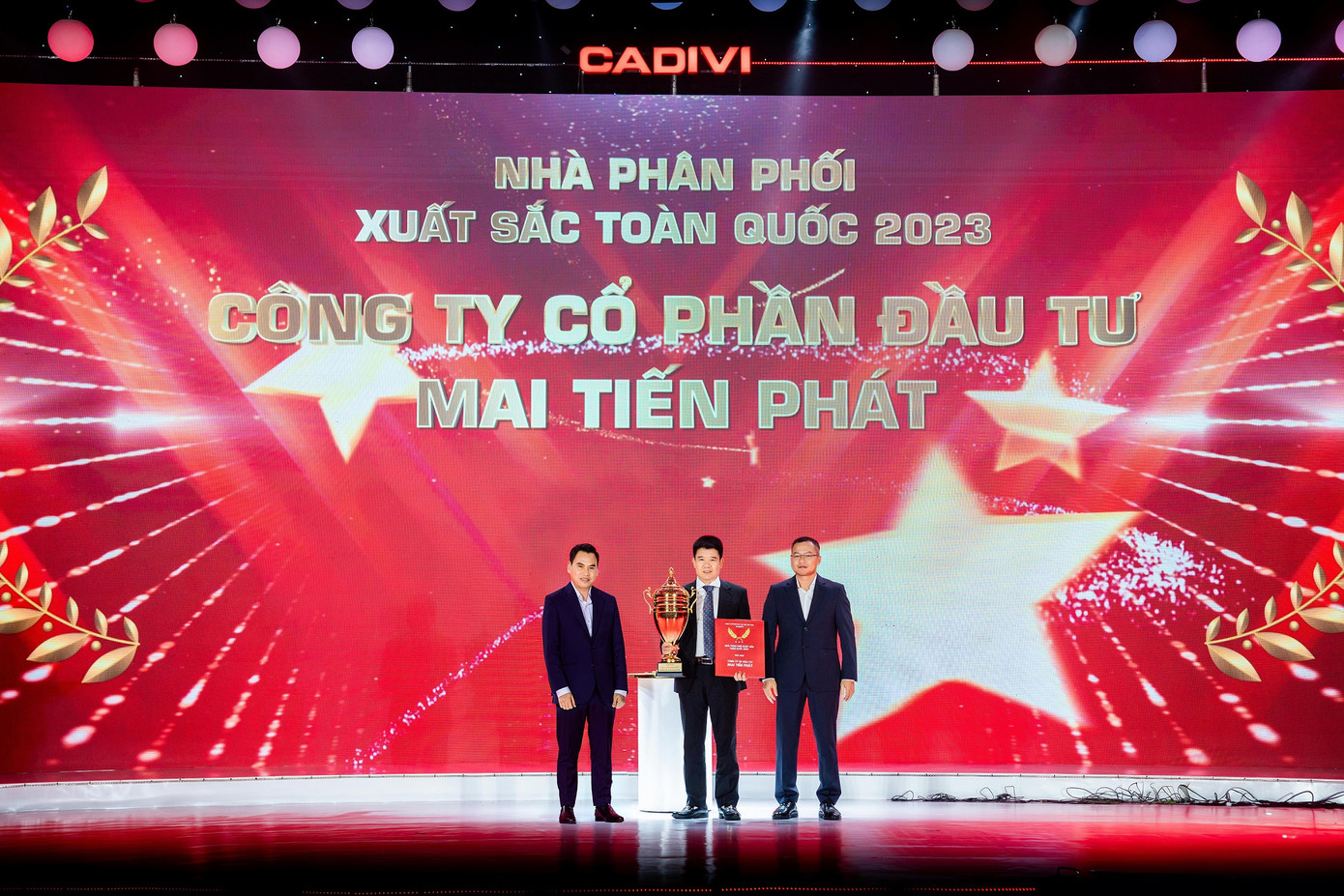 Ông Lê Bá Thọ - Chủ tịch HĐQT (phải) và ông Hồ Quang Nhân – Tổng Giám đốc CADIVI (trái) trao cúp và bằng vinh danh cho đại diện Nhà phân phối xuất sắc toàn quốc năm 2024. Ông Lê Bá Thọ - Chủ tịch HĐQT (phải) và ông Hồ Quang Nhân – Tổng Giám đốc CADIVI (trái) trao cúp và bằng vinh danh cho đại diện Nhà phân phối xuất sắc toàn quốc năm 2024.