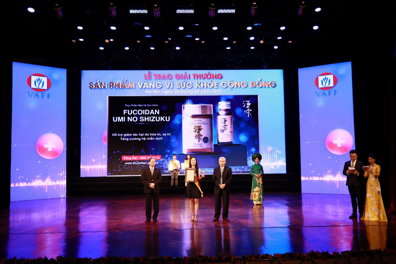 Đại diện Umi No Shizuku nhận giải thưởng “Sản phẩm Vàng vì sức khỏe cộng đồng”
