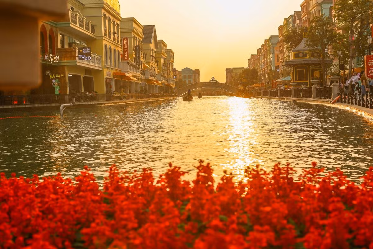 Khung cảnh của The Venice khi chiều về như một góc nước Ý lãng mạn, nên thơ