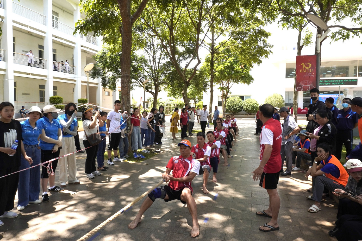 Các đội tham gia trò chơi kéo co