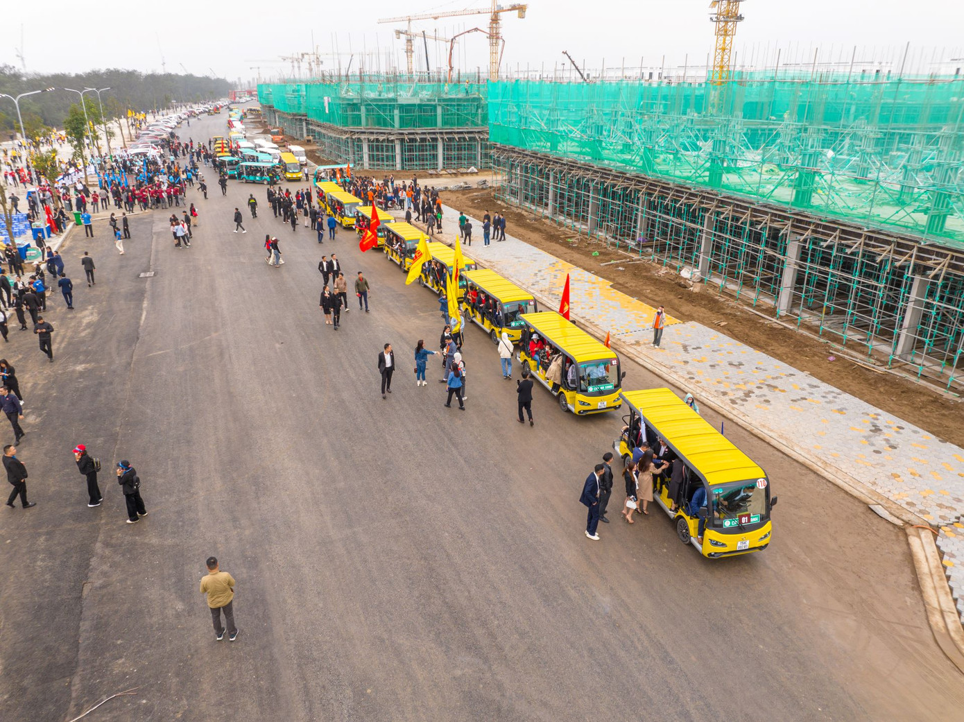 Đông đảo khách hàng tham gia site tour tại Vinhomes Royal Island, trong đó có nhiều Việt kiều