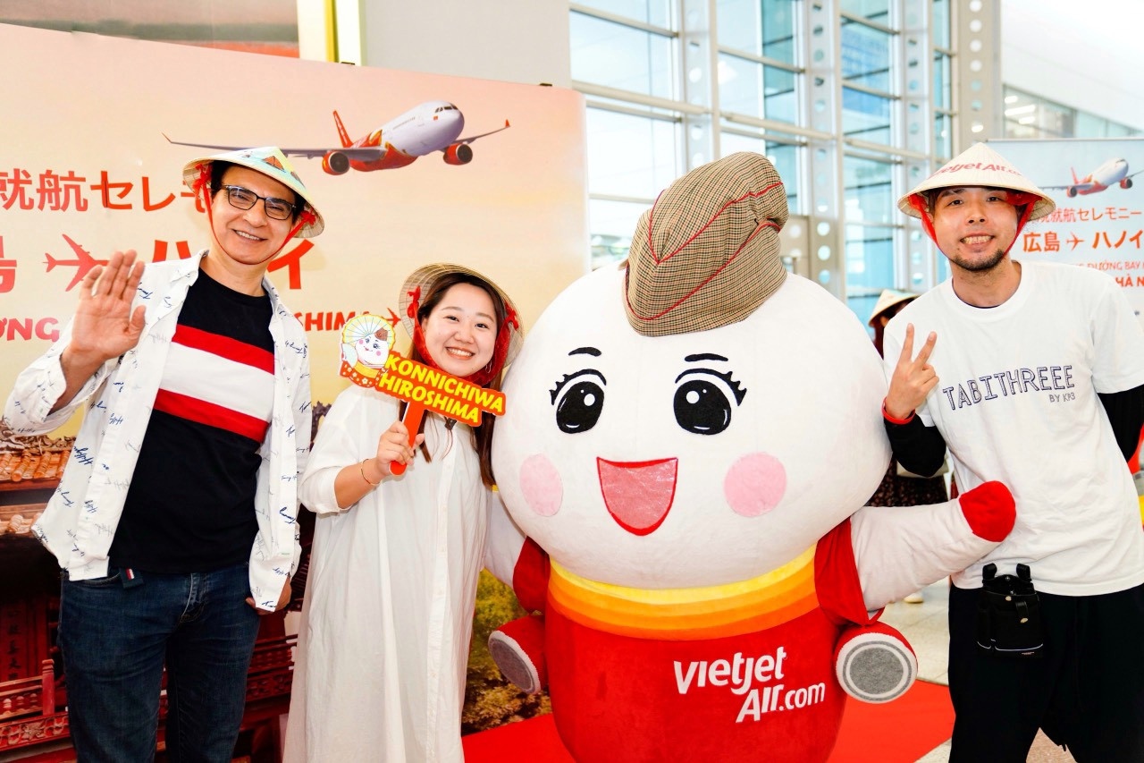 Hành khách trên các chuyến bay khai trương nhận các phần quà lưu niệm từ Vietjet và sân bay Hiroshima Hành khách trên các chuyến bay khai trương nhận các phần quà lưu niệm từ Vietjet và sân bay Hiroshima