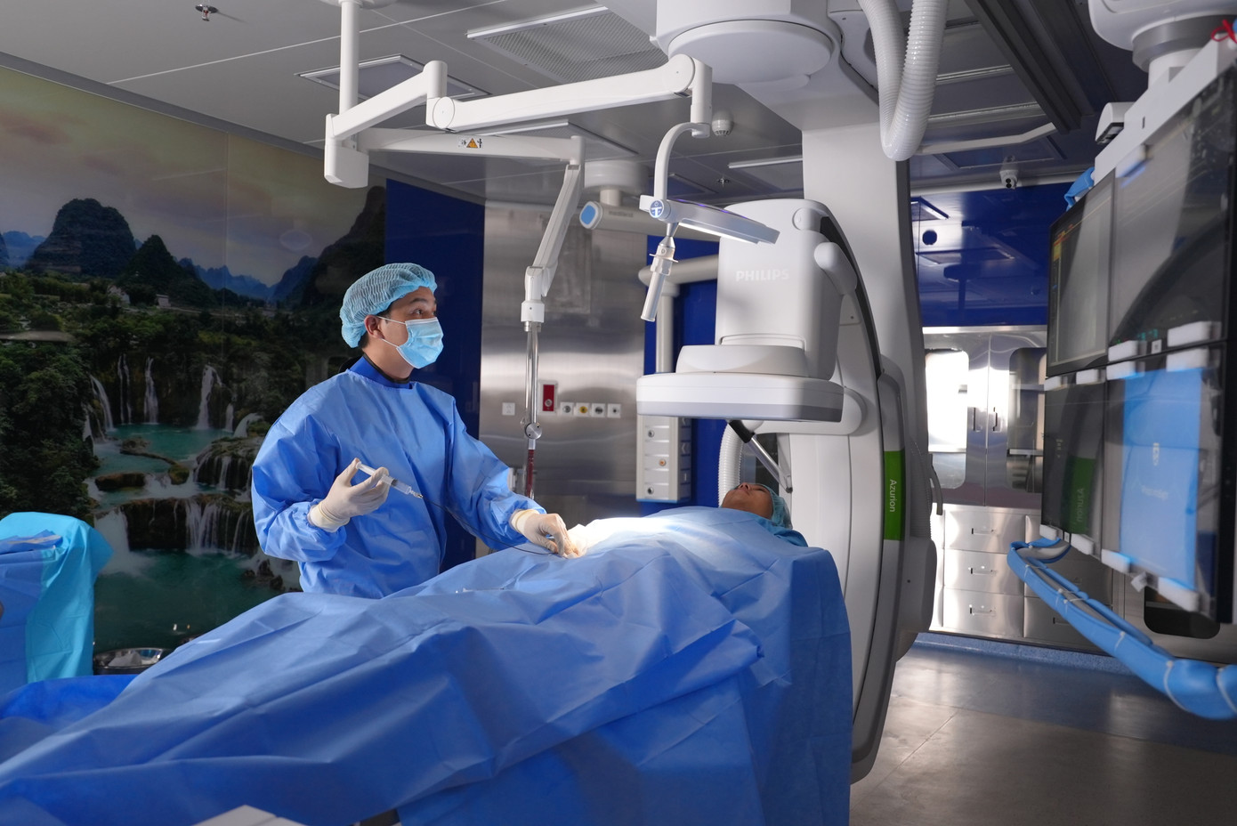 Nút mạch u xơ tiền liệt tuyến là phương pháp an toàn và ít xâm lấn, bệnh nhân hoàn toàn tỉnh táo trong quá trình thực hiện thủ thuật, không mất máu và không cảm thấy đau đớn.