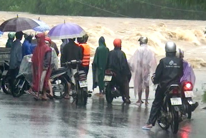 Cầu Sông Rinh bị ngập, giao thông tê liệt