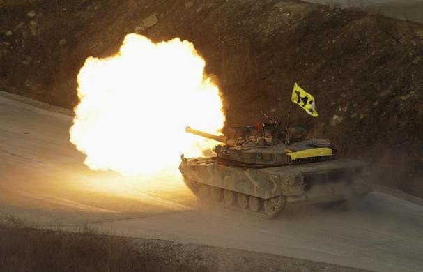 Xe tăng K1 của Hàn Quốc bắn đạn thật trong đợt tập trận ở Pocheon hôm 23/12/2010