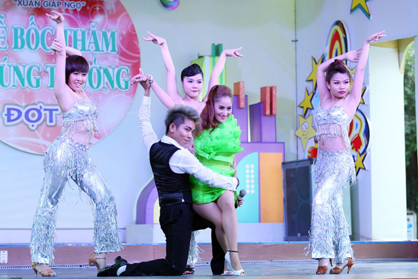 Khánh Thi gợi cảm đi hát 'mở hàng' đầu năm ảnh 7