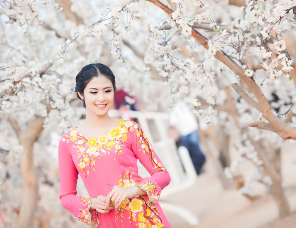 Ngọc Hân dịu dàng với áo dài họa tiết hoa đào ảnh 8