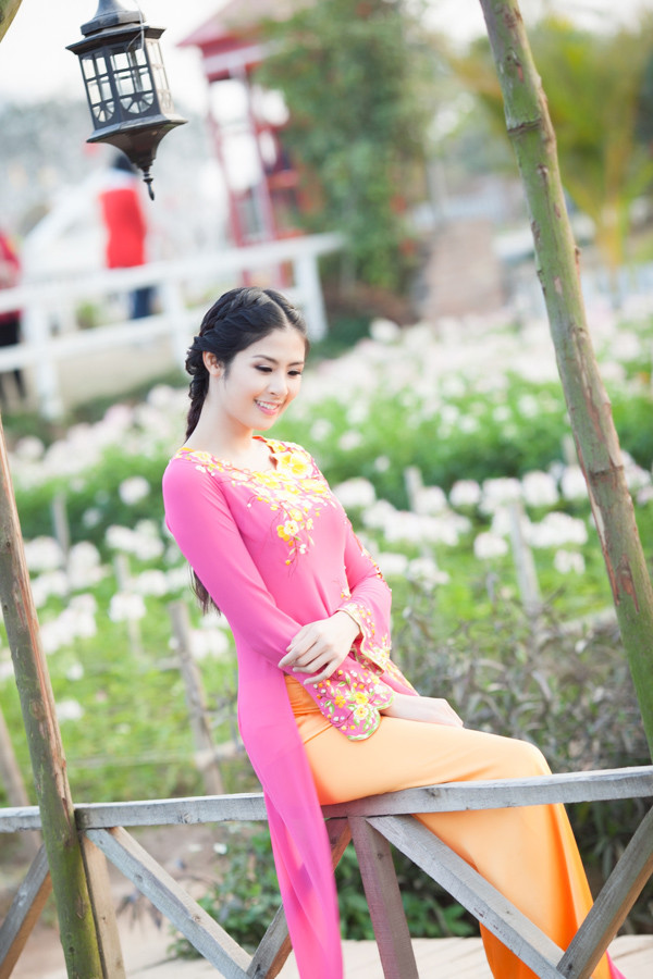 Ngọc Hân dịu dàng với áo dài họa tiết hoa đào ảnh 5