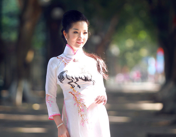 Thúy Nga trẻ trung, xinh đẹp với áo dài họa tiết ngựa ảnh 1