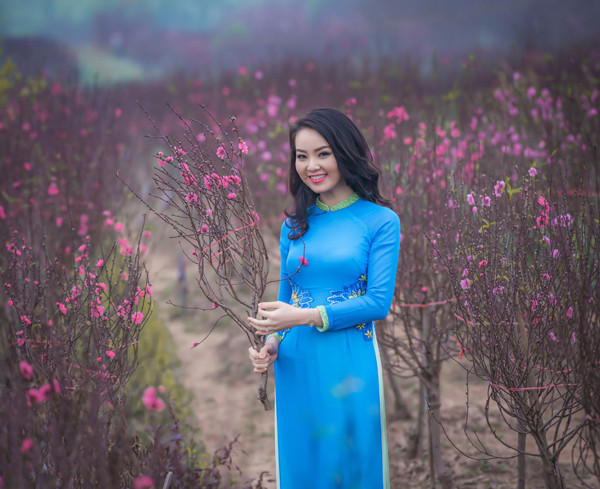 Á hậu Thụy Vân khoe nhan sắc rực rỡ giữa vườn Xuân ảnh 3