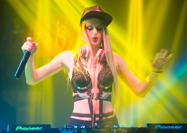 Vẻ quyến rũ khó cưỡng của nữ DJ người Ukraine ảnh 12