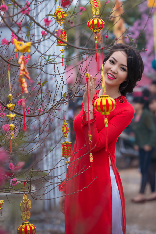 Á hậu Thụy Vân khoe nhan sắc rực rỡ giữa vườn Xuân ảnh 7