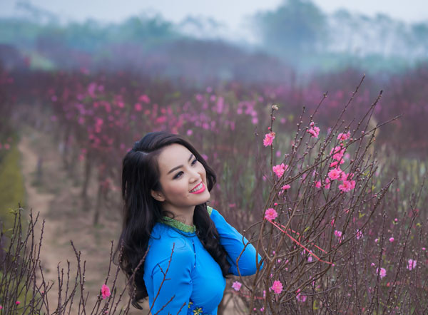 Á hậu Thụy Vân khoe nhan sắc rực rỡ giữa vườn Xuân ảnh 2