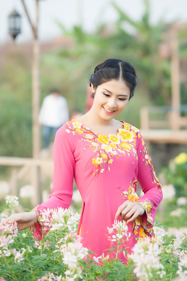 Ngọc Hân dịu dàng với áo dài họa tiết hoa đào ảnh 6