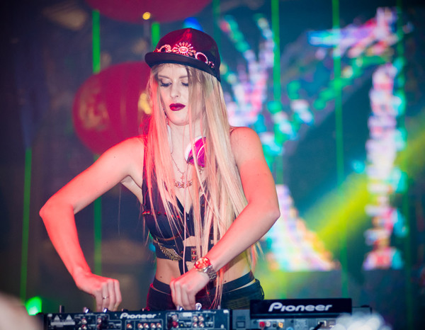 Vẻ quyến rũ khó cưỡng của nữ DJ người Ukraine ảnh 11