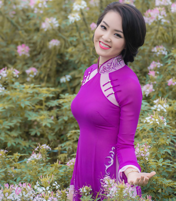 Á hậu Thụy Vân khoe nhan sắc rực rỡ giữa vườn Xuân ảnh 8