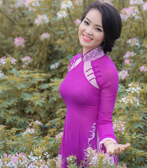 Á hậu Thụy Vân khoe nhan sắc rực rỡ giữa vườn Xuân ảnh 8