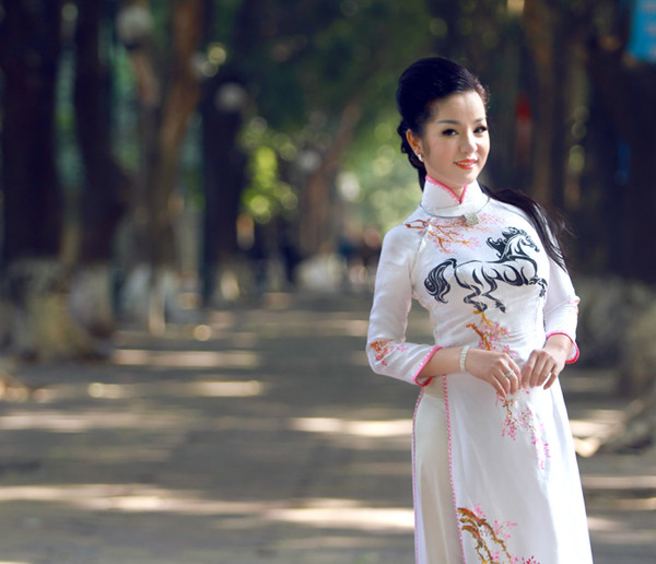 Thúy Nga trẻ trung, xinh đẹp với áo dài họa tiết ngựa ảnh 7