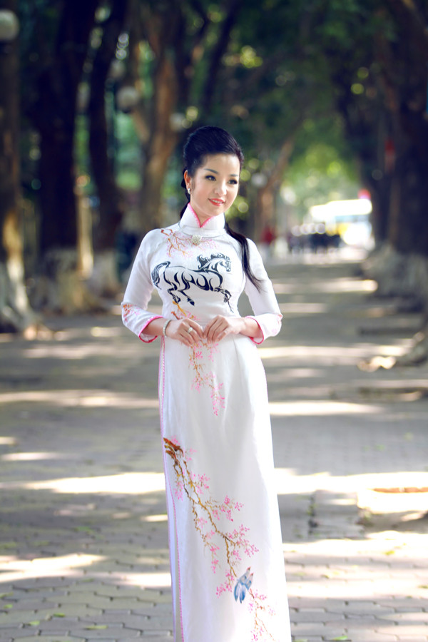 Thúy Nga trẻ trung, xinh đẹp với áo dài họa tiết ngựa ảnh 8