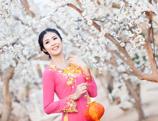 Ngọc Hân dịu dàng với áo dài họa tiết hoa đào ảnh 9