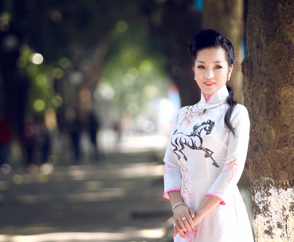 Thúy Nga trẻ trung, xinh đẹp với áo dài họa tiết ngựa ảnh 6