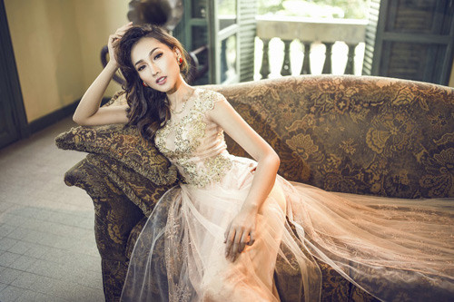 Khánh Ngọc đẹp hiện đại và gợi cảm với áo dài ảnh 8