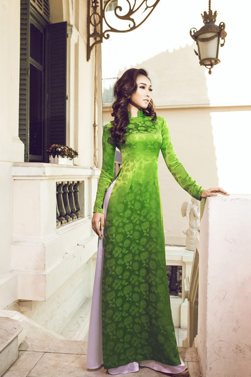 Khánh Ngọc đẹp hiện đại và gợi cảm với áo dài ảnh 1