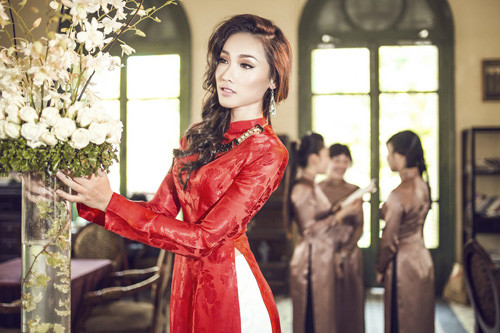 Khánh Ngọc đẹp hiện đại và gợi cảm với áo dài ảnh 5