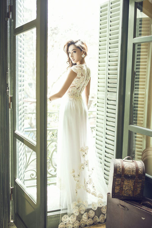 Khánh Ngọc đẹp hiện đại và gợi cảm với áo dài ảnh 9