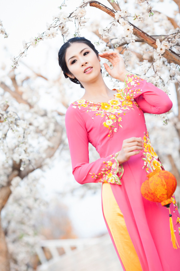 Ngọc Hân dịu dàng với áo dài họa tiết hoa đào ảnh 10