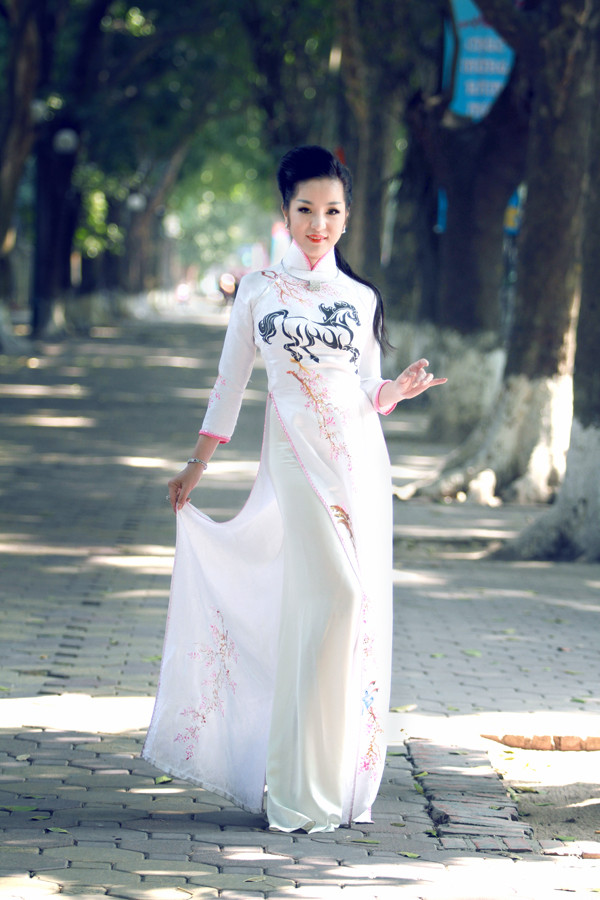 Thúy Nga trẻ trung, xinh đẹp với áo dài họa tiết ngựa ảnh 2