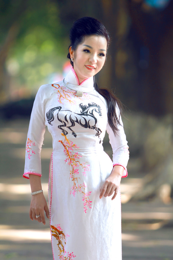 Thúy Nga trẻ trung, xinh đẹp với áo dài họa tiết ngựa ảnh 5