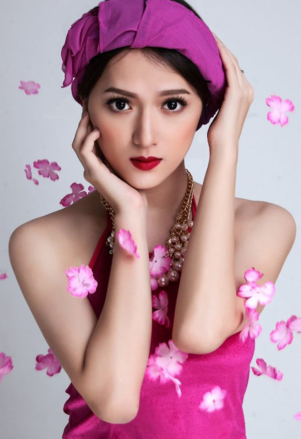 Hương Giang Idol mặc yếm đào khoe lưng trần gợi cảm ảnh 7